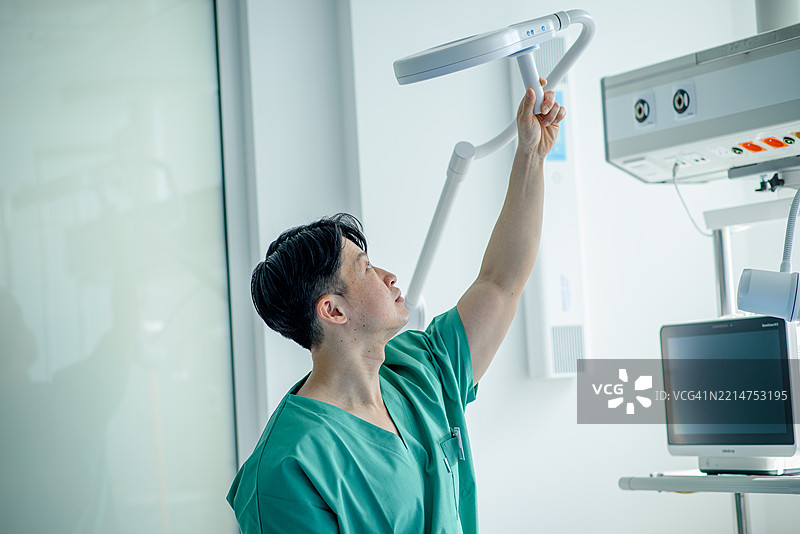 在医院工作的亚洲医生肖像，设置医疗照明。图片素材