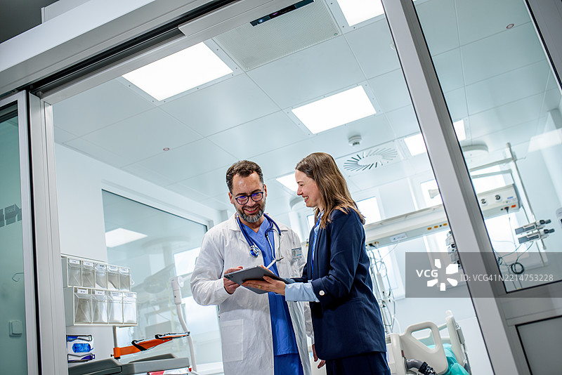 女性医院经理和医生，医院环境。图片素材