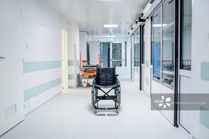 无人医疗走廊中的轮椅。图片素材