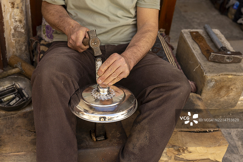 工匠们手工制作铜器，铜市中的大师工匠。图片素材