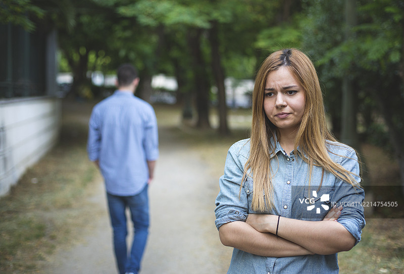 情侣在自然小径上的情感对峙图片素材