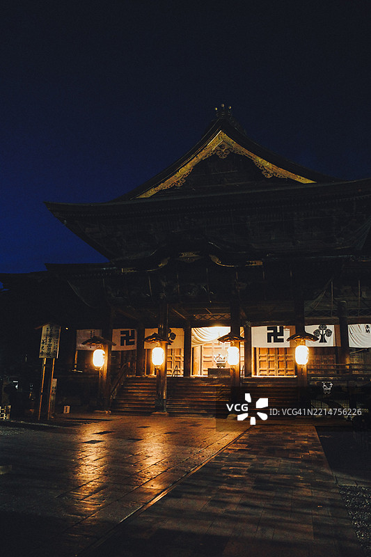 日本长野的善光寺夜景图片素材
