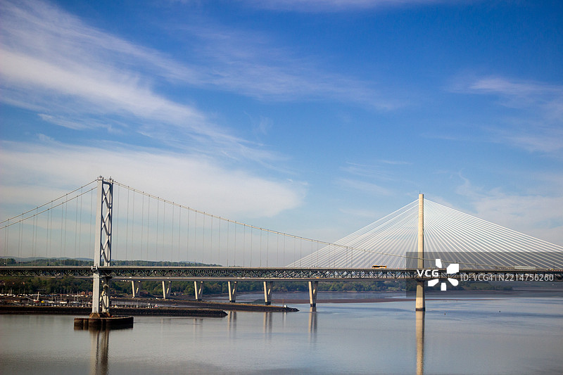 苏格兰的昆斯费里大桥和福斯河公路桥图片素材