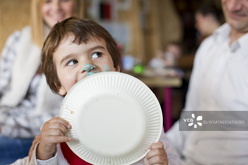 孩子在家庭聚会上享受甜点的乐趣图片素材