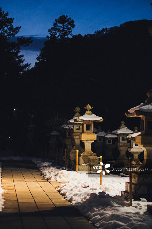 长野善光寺的雪覆盖灯笼图片素材
