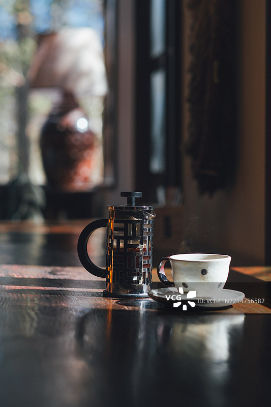 温馨咖啡馆里的新鲜咖啡图片素材