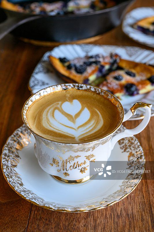 母亲节 - 母亲主题的精美骨瓷杯中盛着拉花的平白咖啡图片素材