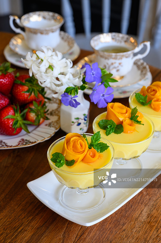 母亲节主题茶桌 - 芒果布丁配芒果果肉装饰图片素材