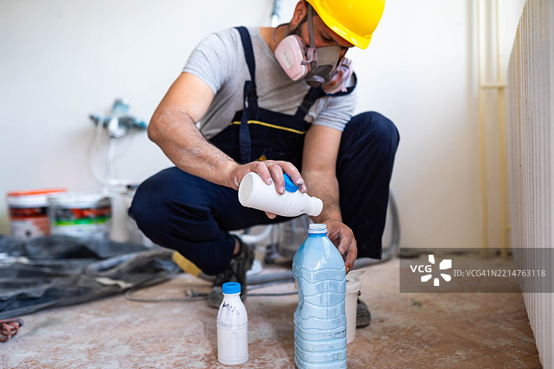 公寓里的画家图片素材