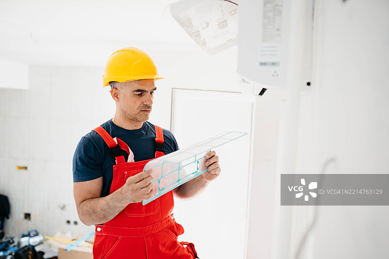 蓝色工人安装空调图片素材