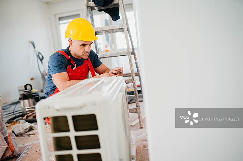 在公寓里安装新的空调图片素材