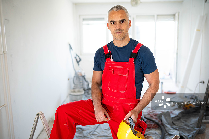 白人工人在安装外部金属外壳空调图片素材