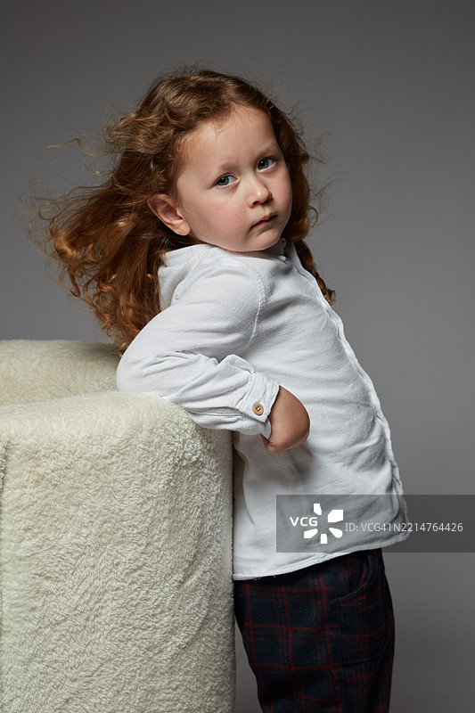 长发小男孩的肖像。图片素材