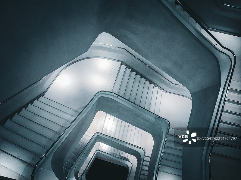 带有暗示性灯光的下旋梯服务梯图片素材