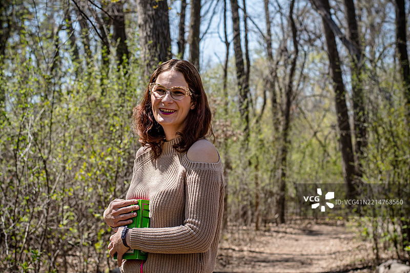 手中拿着好书的悠闲散步图片素材