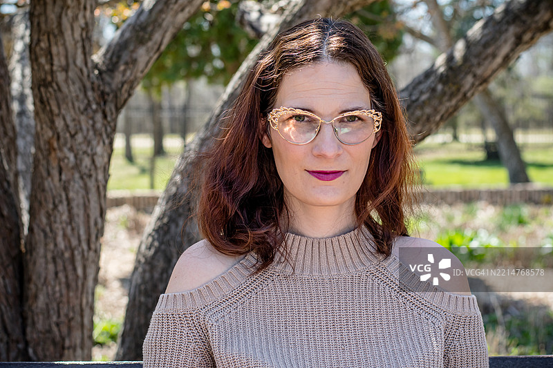 自信成熟的女性的户外头像图片素材