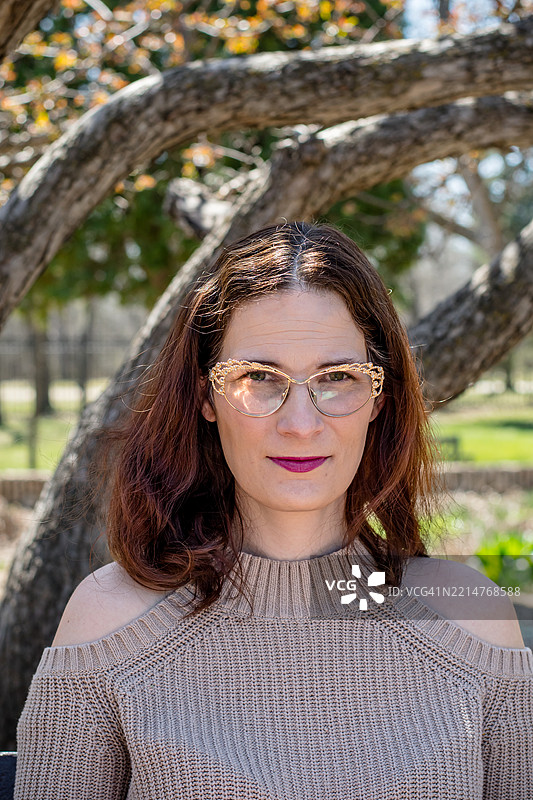 自信成熟的女性的户外头像图片素材