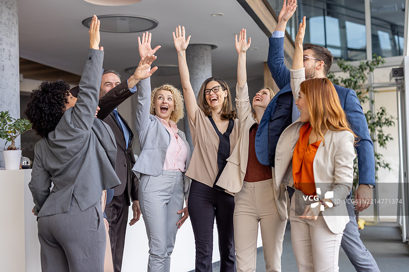 快乐的商务团队庆祝成功的时刻图片素材