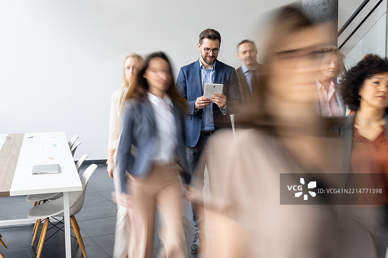 专注的个人在办公室使用数字设备图片素材