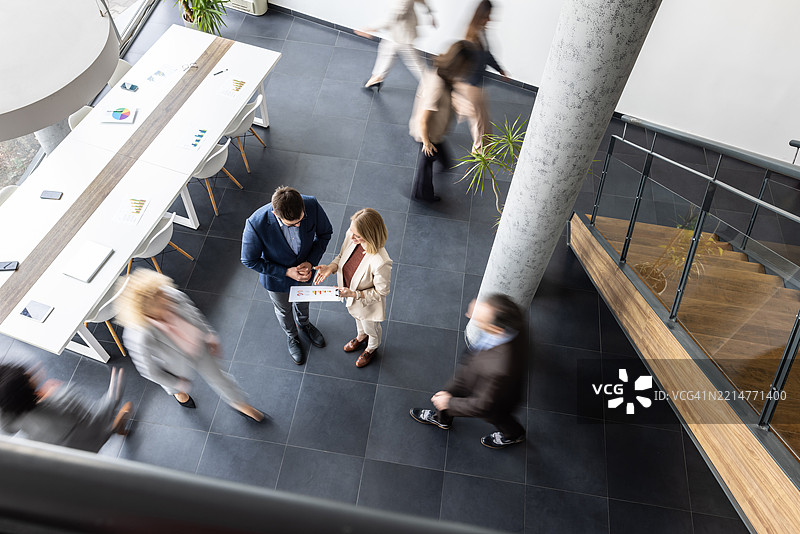 商业专业人士在充满活力的办公室环境中合作图片素材