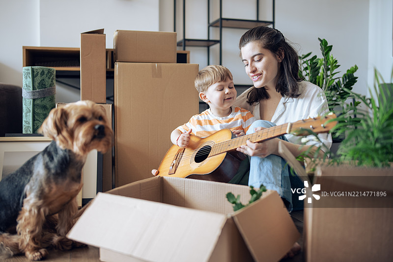 在搬入日享受乐趣。图片素材