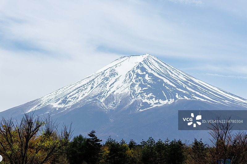 从大窗户可以看到富士山。图片素材