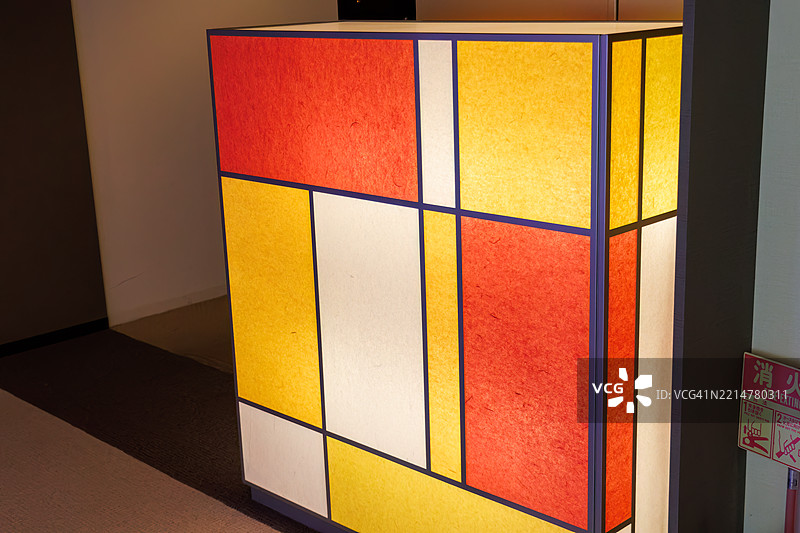 装饰性的日本纸质障子屏风，传统的日本室内装饰。图片素材