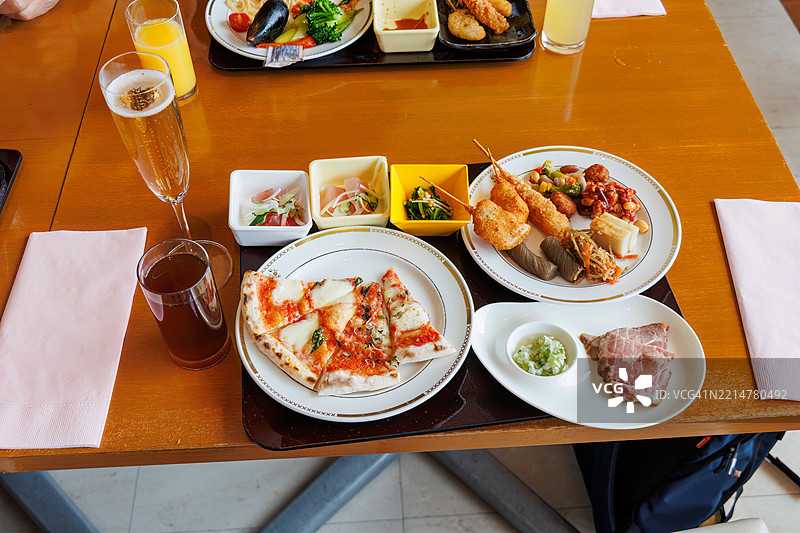 自助餐厅，许多食物摆放在春季樱花的展示下。图片素材