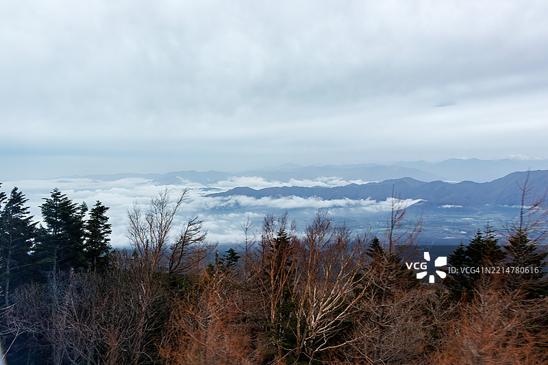 从富士山五合目（2305米）看到的云海和山中湖。图片素材