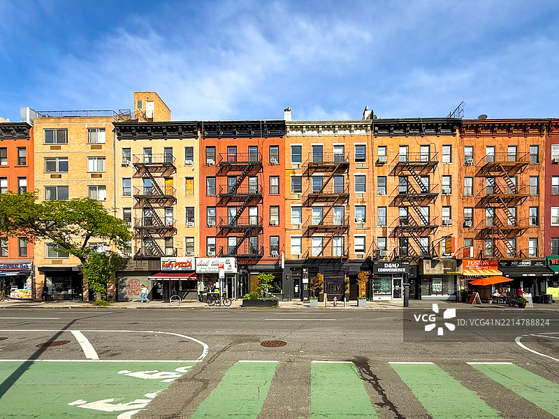 位于纽约市中城西区第十大道的零售商店上方的公寓图片素材