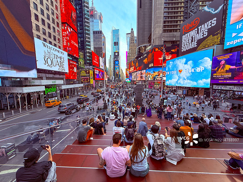 曼哈顿的达菲和时代广场的人们图片素材