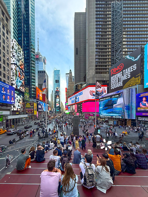曼哈顿的达菲和时代广场的人们图片素材