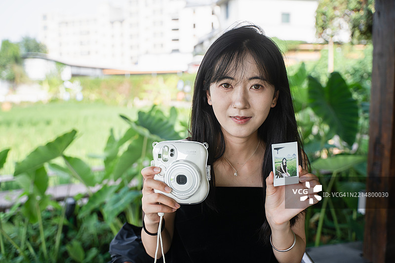 女孩使用宝丽来相机图片素材