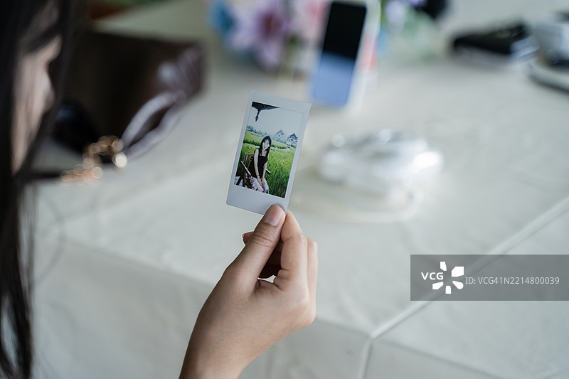 女孩使用宝丽来相机图片素材