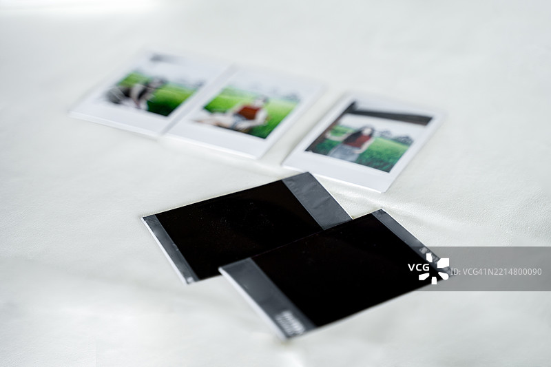 女孩使用宝丽来相机图片素材