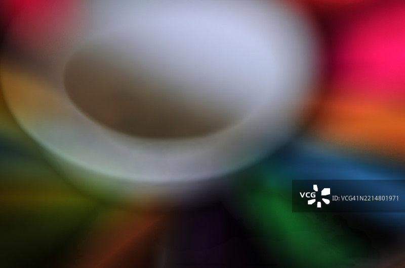 模糊的抽象艺术，由单一的多色光源创造。图片素材