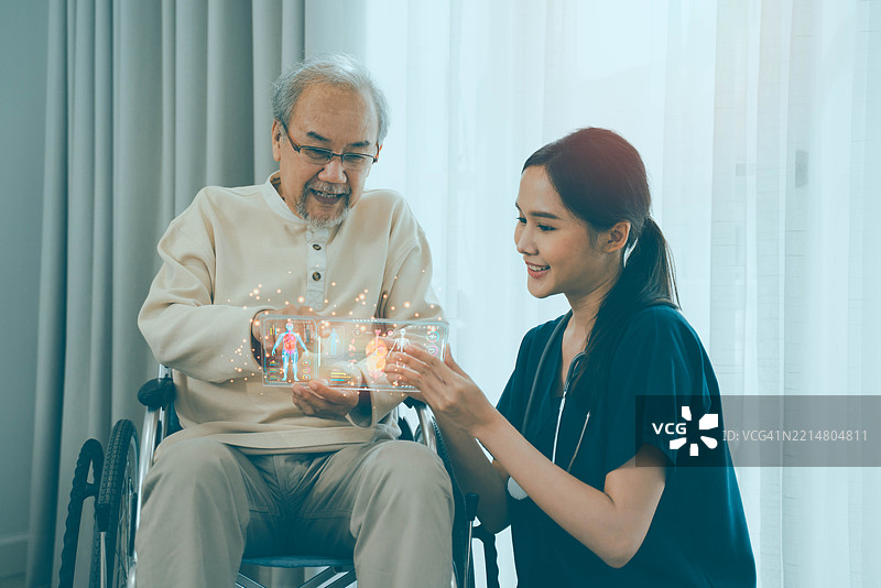 一位穿着蓝色制服的女性正在帮助一位坐在轮椅上的老人。图片素材