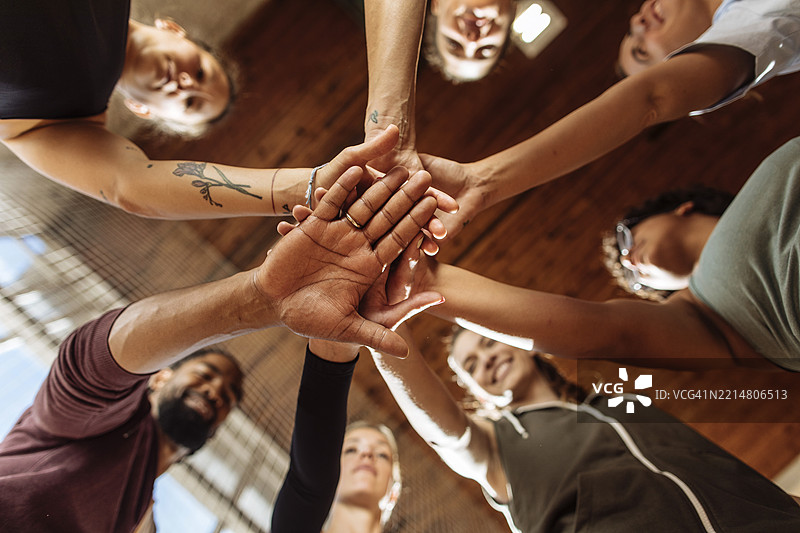 篮球队伍从下方视角叠放手掌图片素材