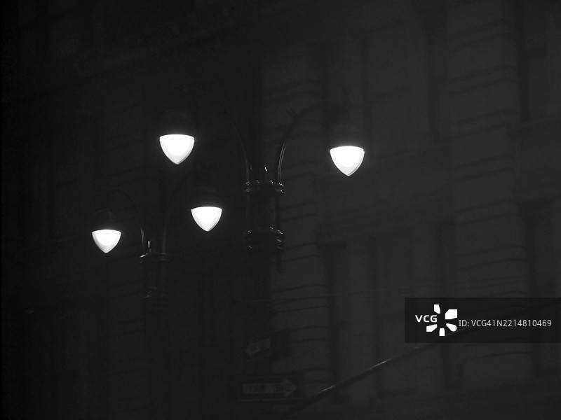 夜晚在纽约州曼哈顿拍摄的抽象照片，窗户中映射出照亮的街灯。黑白色调。图片素材