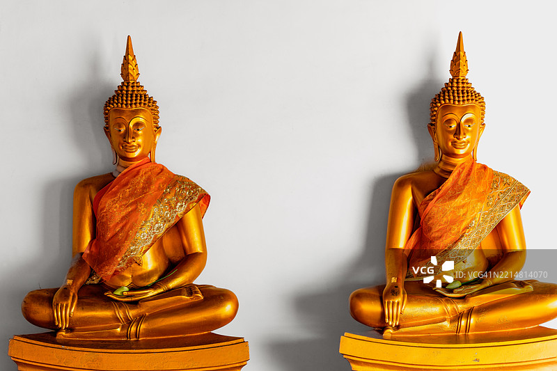 在泰国中部的阿育他耶旧都阿育他耶府的普塔萨万寺（Wat Phutthai Sawan）中，穿着仪式金袍的佛像。图片素材