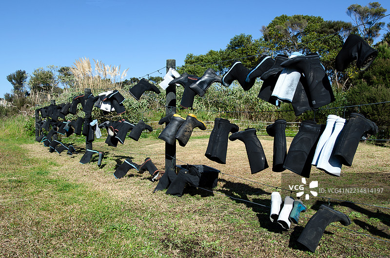 用旧靴子做成的围栏图片素材