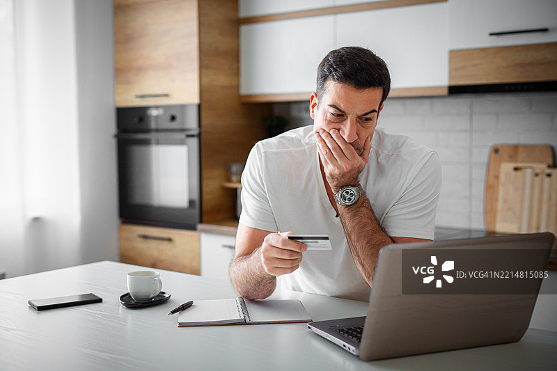 面临信用卡债务和抵押贷款问题的男子图片素材
