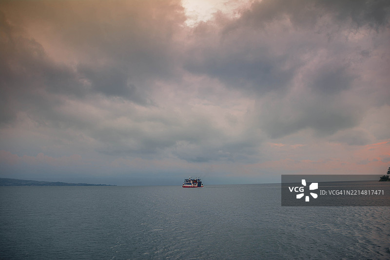 托巴湖上的渡船与戏剧性的天空图片素材