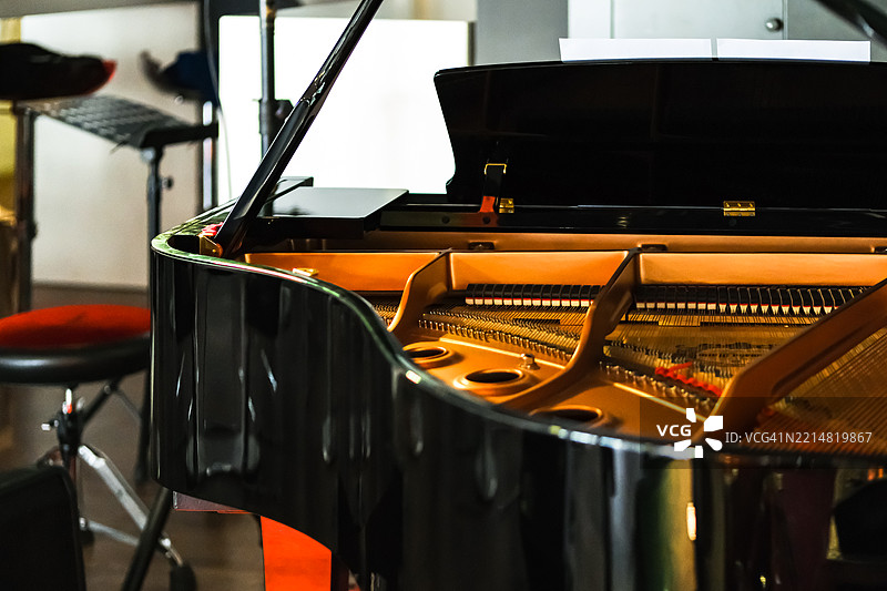 双重缩放，三角钢琴弦。图片素材