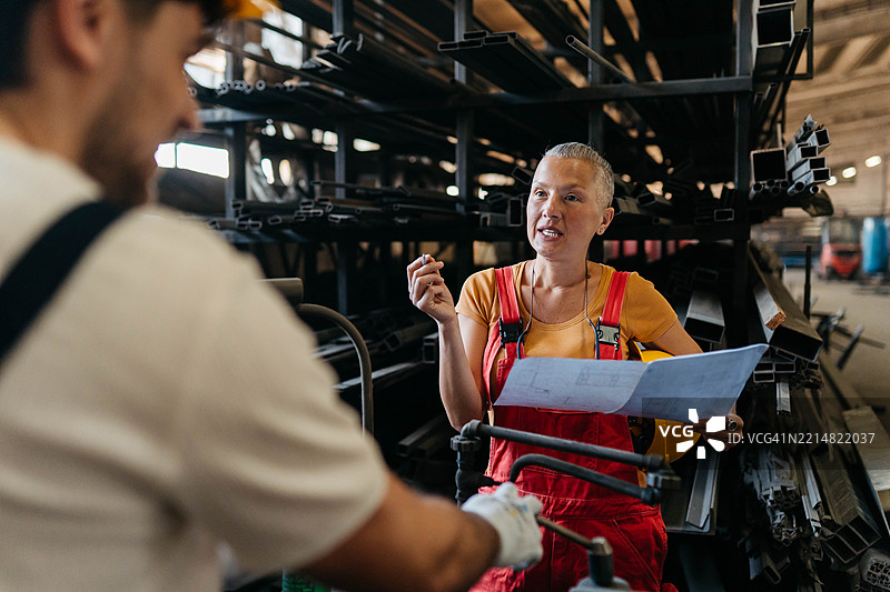 金属行业的同事们图片素材