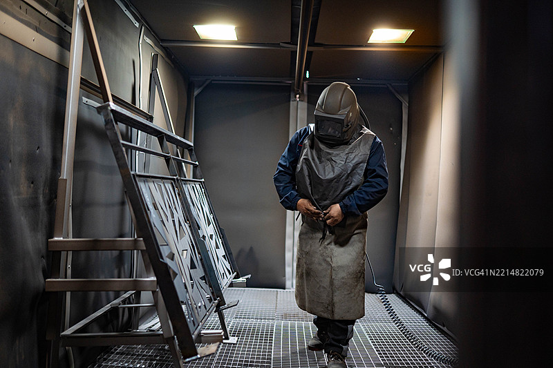 戴着口罩的工业工人图片素材