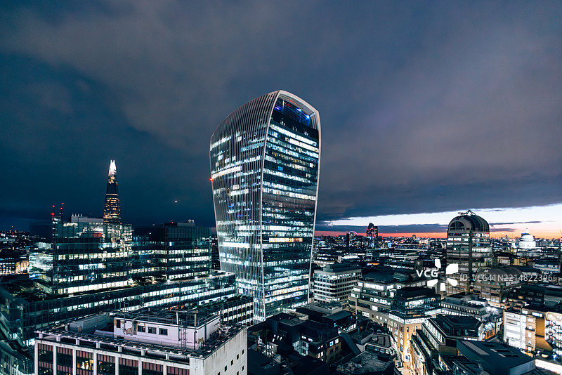 照亮的伦敦天际线，包含20号芬乔奇街“步行电话”摩天大楼，英格兰，英国图片素材