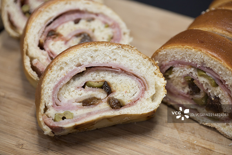 委内瑞拉火腿面包放在木砧板上图片素材