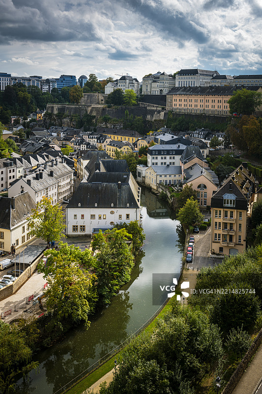 俯瞰卢森堡市下城区与阿尔泽特河及上城区的景色图片素材