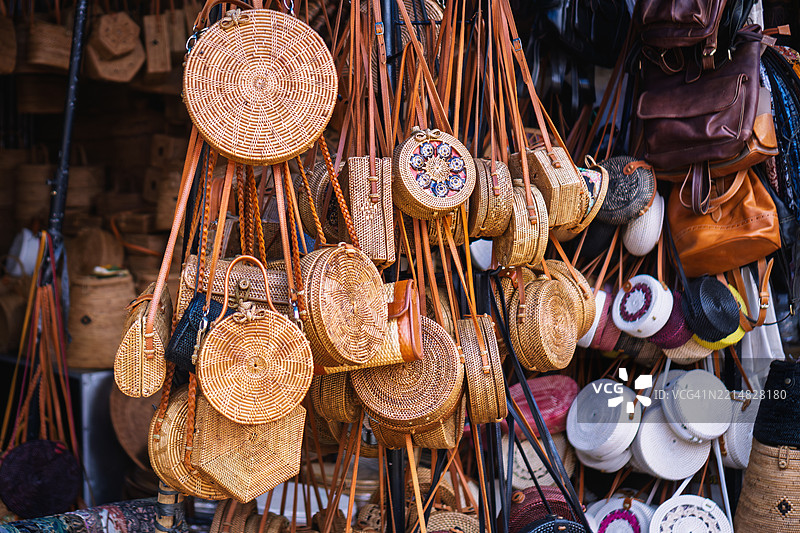 巴厘岛的编织藤制包展示图片素材